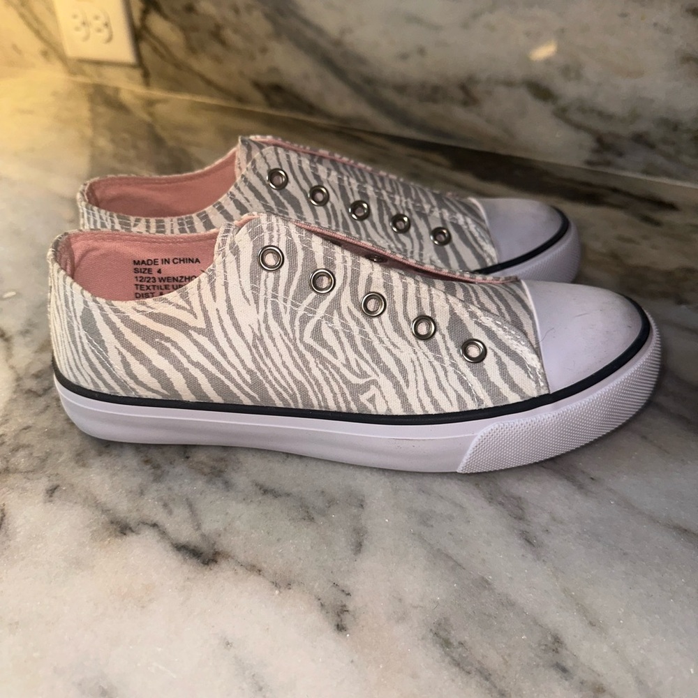 EUC‎ L&D Size 4 Stylish Zebra Print Kids Sneakers
